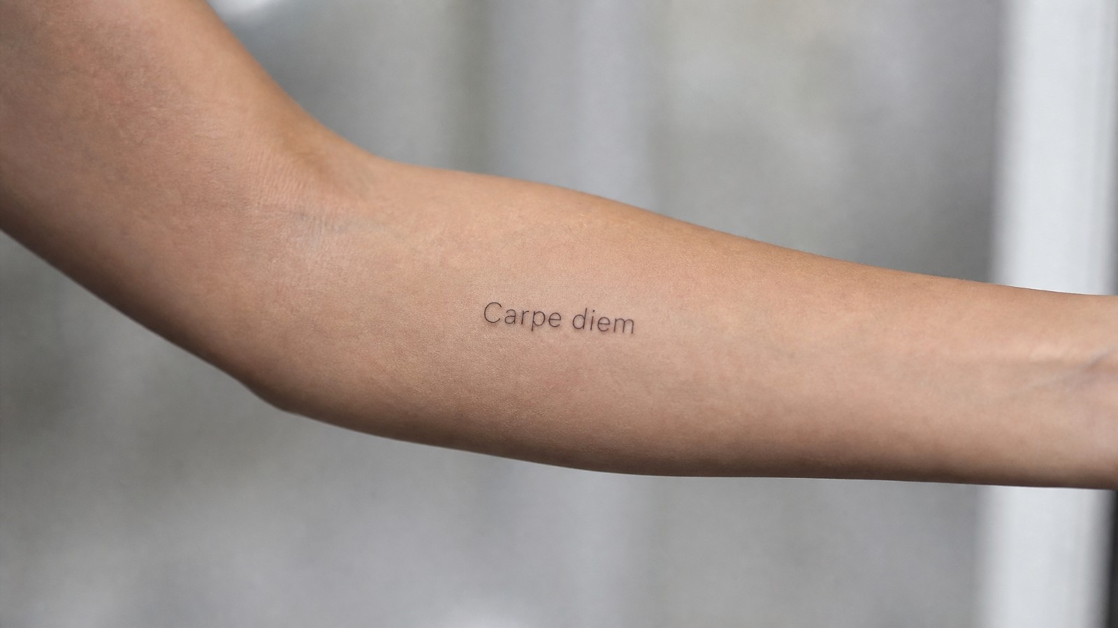 קעקוע בלטינית על האמה, Carpe diem, תפוס את היום, בקו דק
