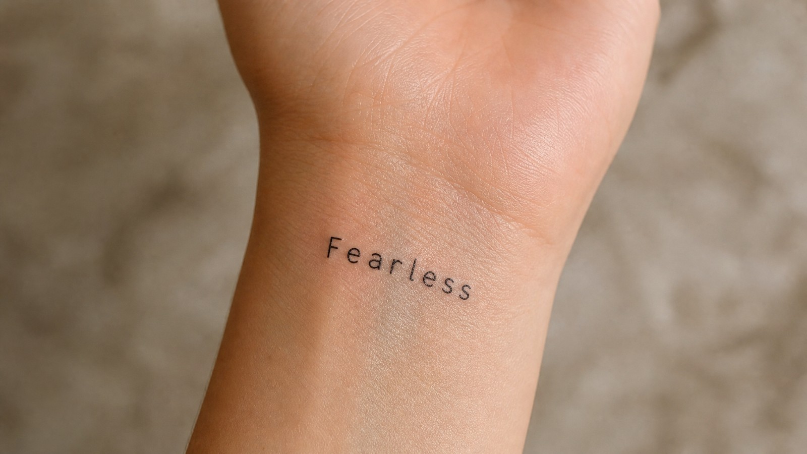קעקוע מילה באנגלית על פרק היד, Fearless, חסר פחד, בקו דק