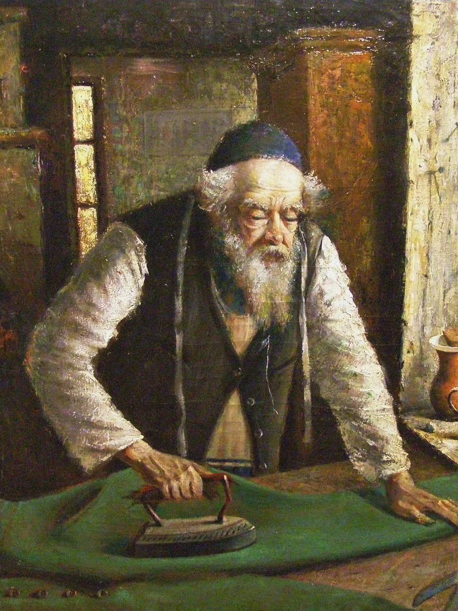 ציור שמן של חייט יהודי זקן מגהץ בד ירוק ליד חלון מואר, לצד הסיפור החסידי על החייט שעשה חשבון עם הבורא בערב יום כיפור