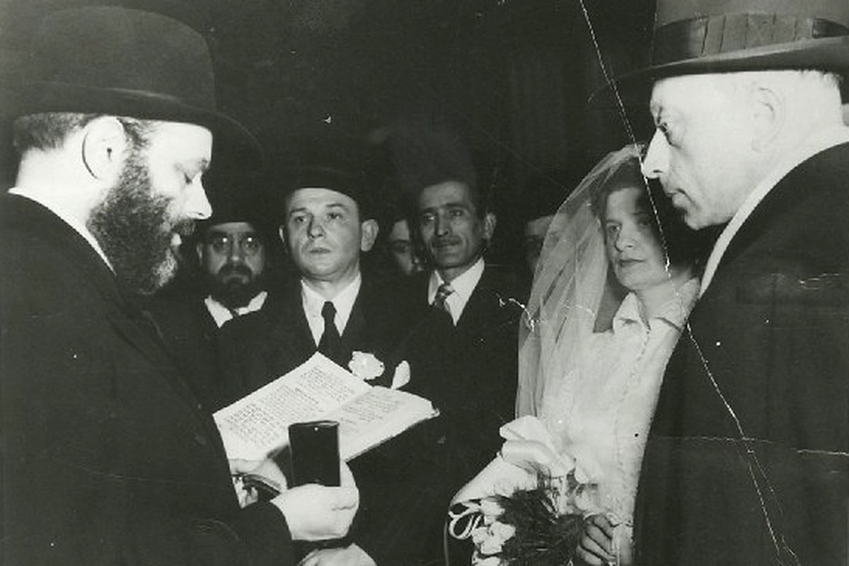 הרבי מלובביץ, רבי מנחם מנדל שניאורסון, עורך קידושין בניו יורק בשנת 1951, השנה שבה קיבל על עצמו את הנהגת חב"ד