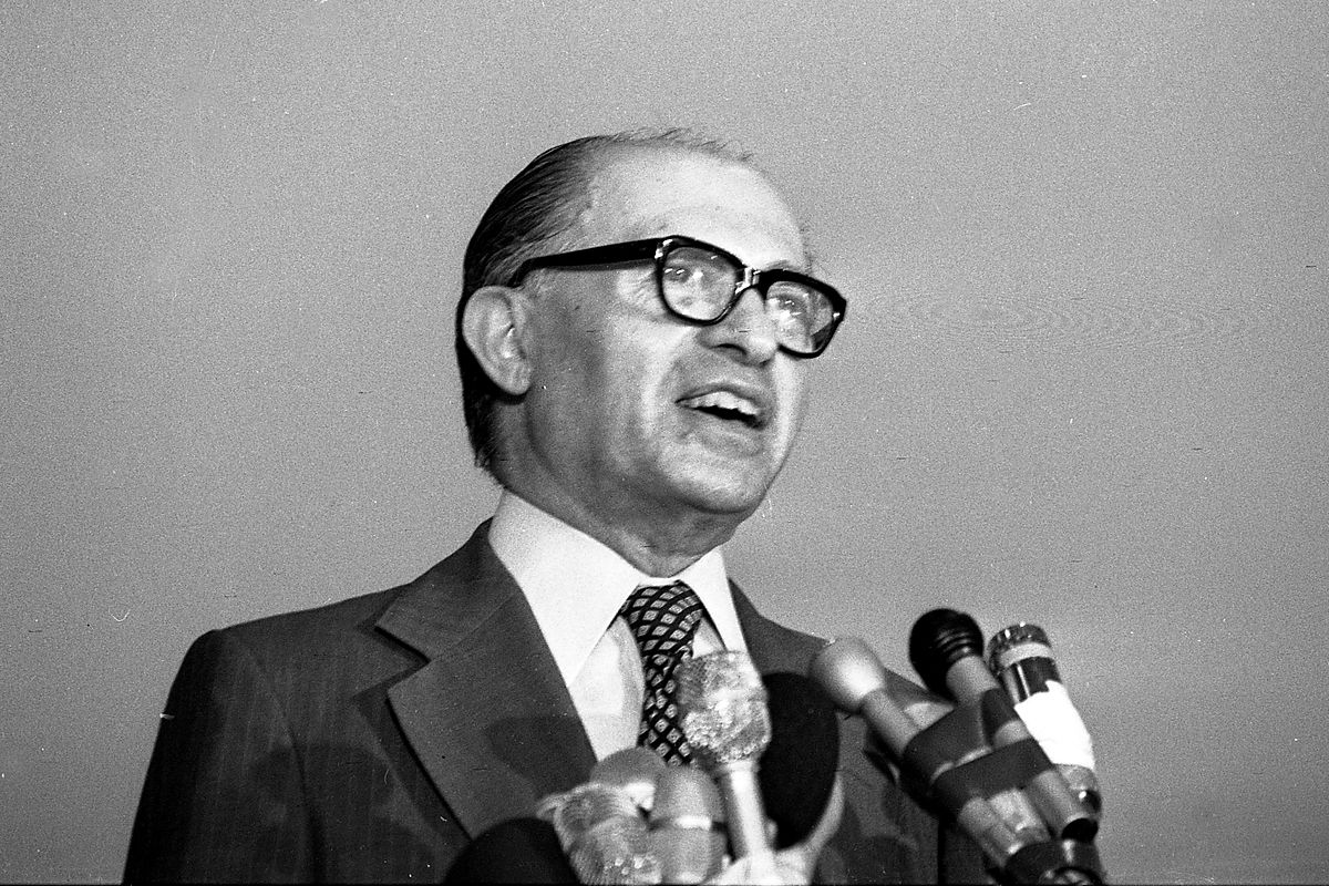 מנחם בגין נואם לעיתונות, צילום היסטורי מ-1978. עמוד מנחם בגין ציטוטים באתר שחר כהן.