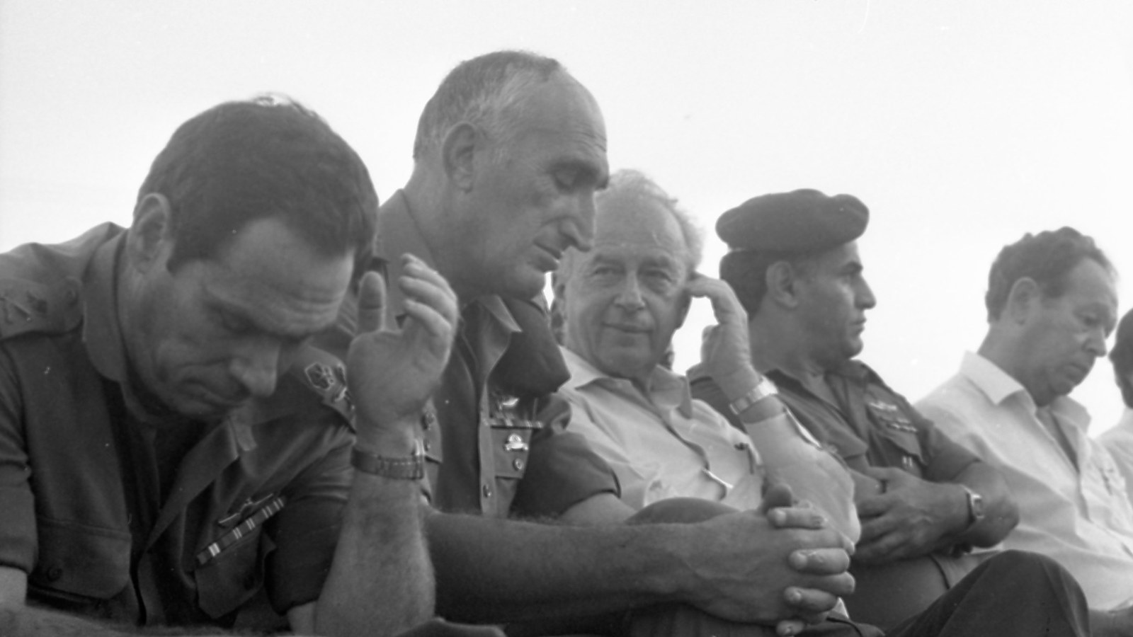 יצחק רבין יושב בשורת קצינים ומפקדי צנחנים בטקס זיכרון לחללי חיל הצנחנים, צילום שחור לבן, 1984