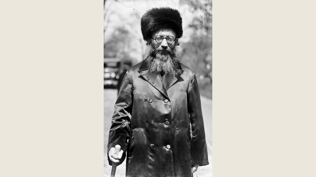 צילום היסטורי של הרב אברהם יצחק הכהן קוק ב-1924, מי שכתב את הרעיונות שנאספו בחזון הצמחונות והשלום
